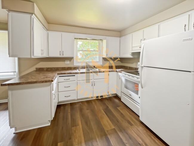 Building Photo - CENTRAL AIR! 2 Bed 1 Bath Ranch Duplex