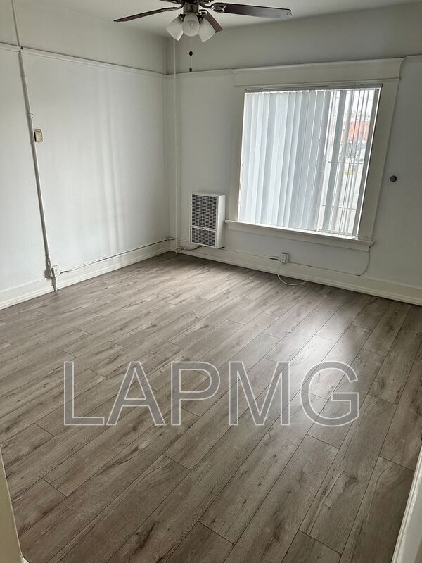 Foto del edificio - 2913 S. Flower Street
