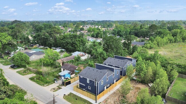 Foto del edificio - 8102 Crestview Dr