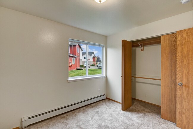 Strawberry Lane Apartments - Bedroom - Strawberry Lane