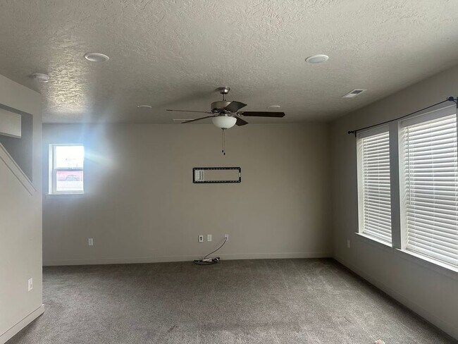 Building Photo - One month free if lease is signed before J...