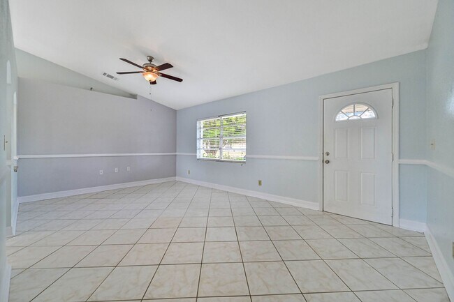 Foto del edificio - **3/2 House in San Carlos - Huge fenced backyard - City Water**