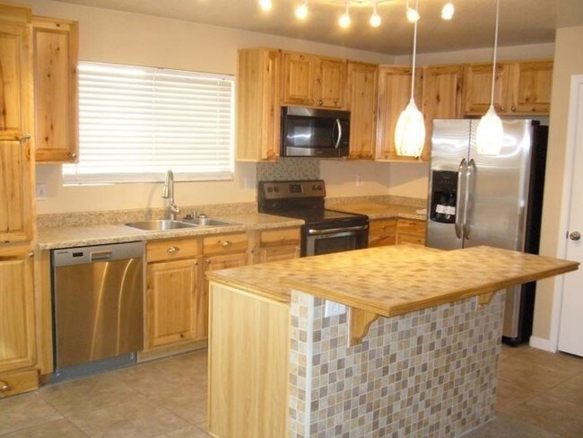 Building Photo - 3-Bedroom home for rent with Swimming Pool!!