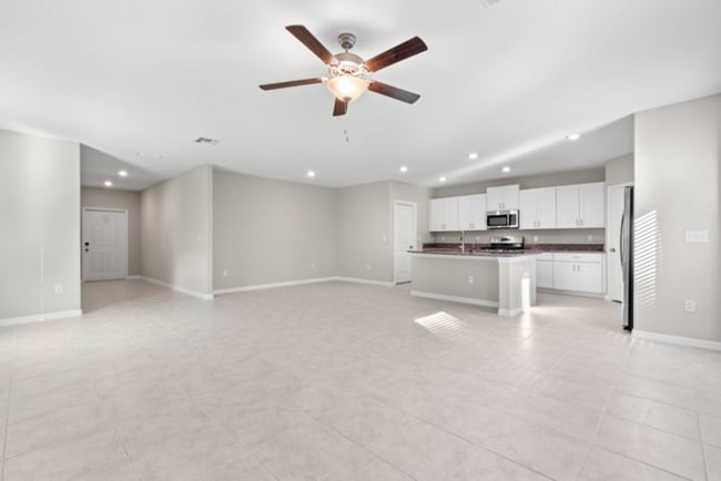 Building Photo - "Spacious 5-Bedroom Retreat in Apollo Beach - Modern Living with 2.5 Baths on White Chicory Dr!"