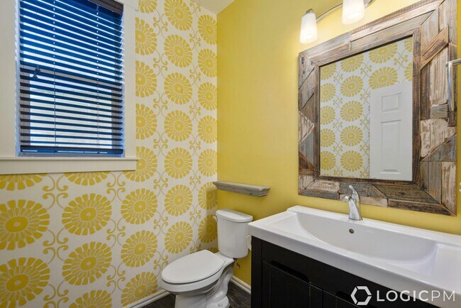 Building Photo - Stunning Single Family Home In Excellent L...
