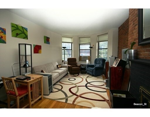 Building Photo - 482 Beacon St