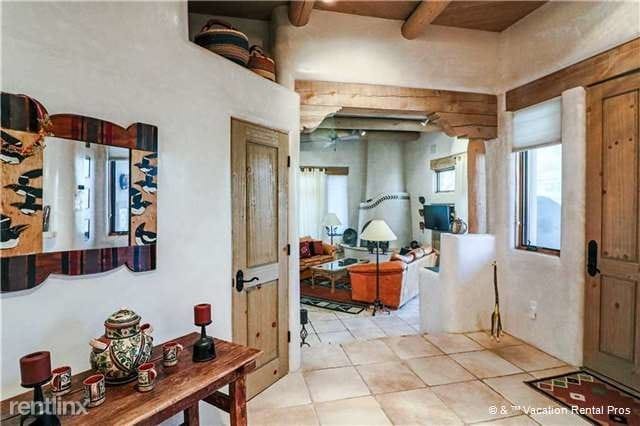 Building Photo - 504 Los Nidos Dr