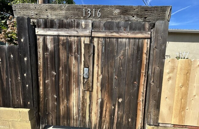 Foto del edificio - Stylish Remodel Near Beach & Downtown