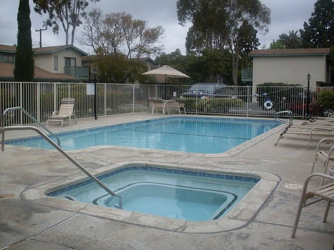 Pool - Foxhollow Village Apartments