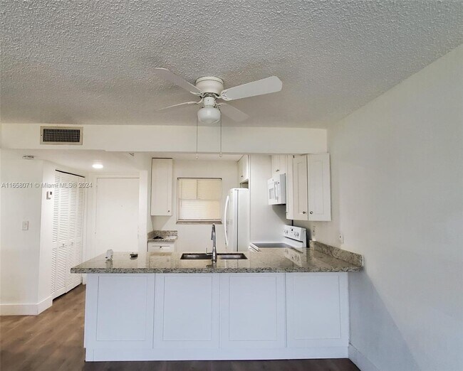 Foto del edificio - 300 NE 125th St
