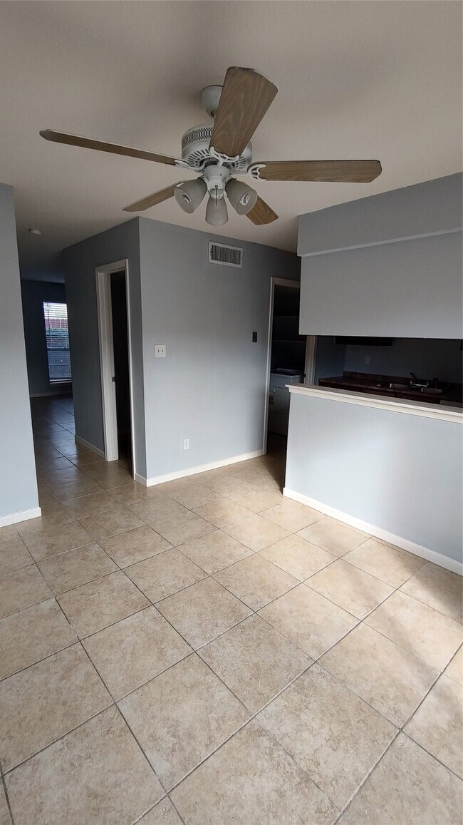 Foto del edificio - 4513 1/2 Bernardo De Galvez Ave