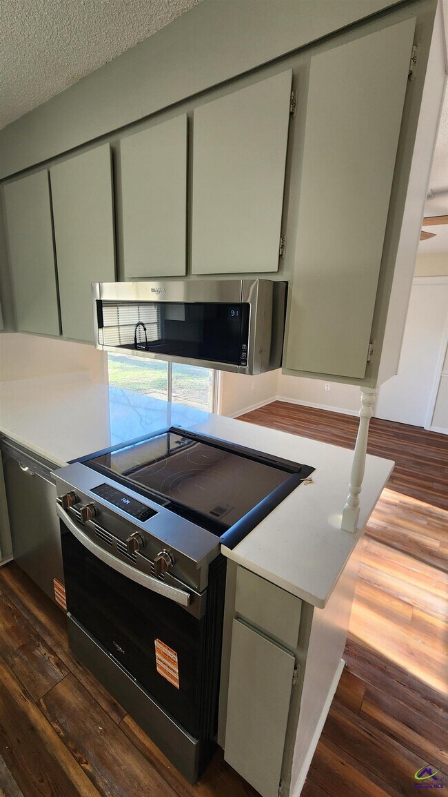 Foto del edificio - 414 Forest Lake Dr