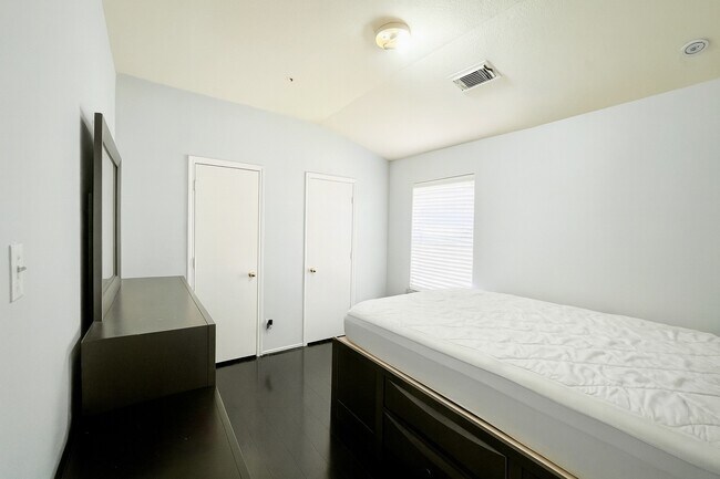 Foto del edificio - 18311 Olive Leaf Dr