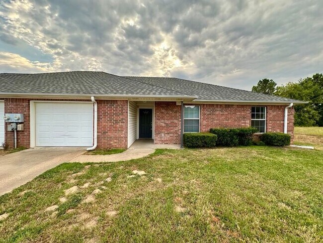 Foto del edificio - Newly Updated 3BR/2BA Corner Duplex in Lindale ISD! Fenced Yard & 1 Car Garage!