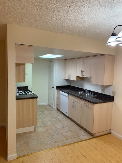 Building Photo - 1305 Stanley Ave