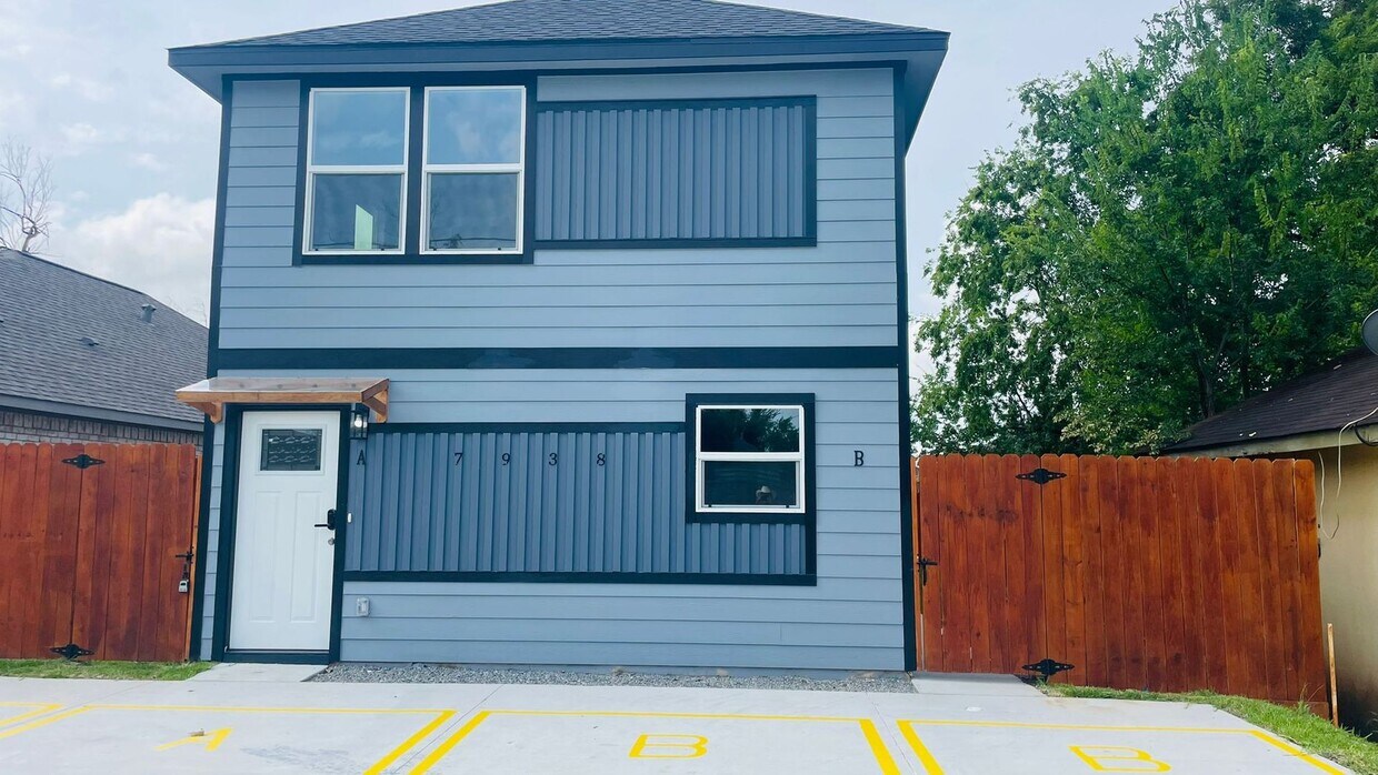 Foto principal - 7938 Cinderella St