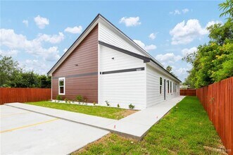 Building Photo - 14 Cedar Ave