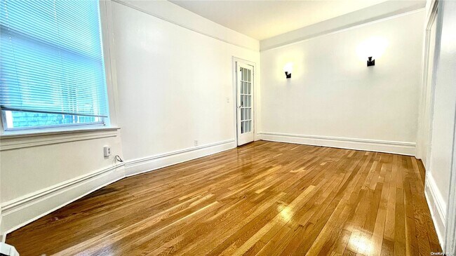 Foto del edificio - 494 Plandome Rd