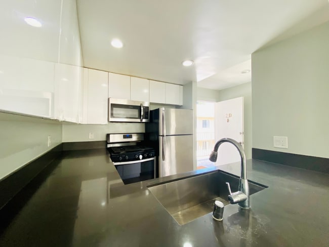 Building Photo - 1535 N Kenmore Ave