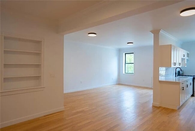 Building Photo - Renovated Spacious 1 Bedroom 1 Bathroom