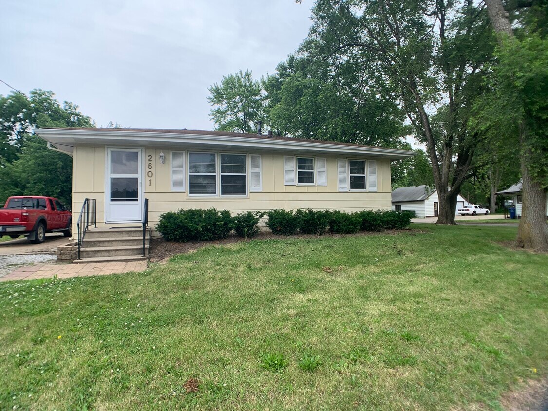 2601 E 36th Ct, Des Moines, IA 50317 House for Rent in Des Moines, IA