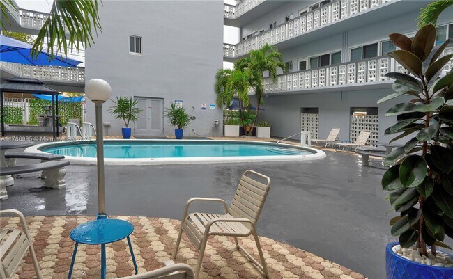 Foto del edificio - 1818 Rodman St