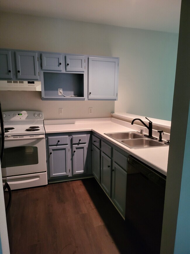 Building Photo - 608 Squire Ln