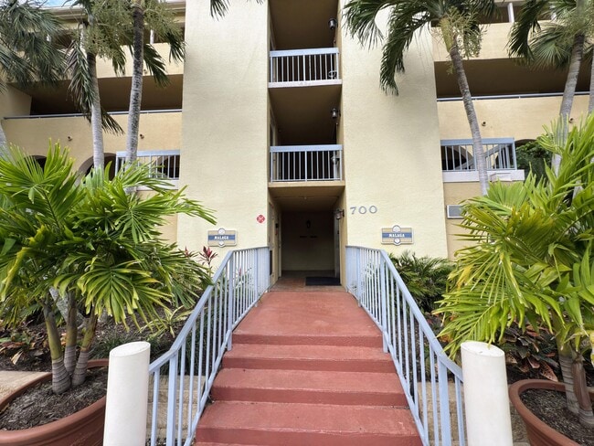 Building Photo - 700 Uno Lago Dr