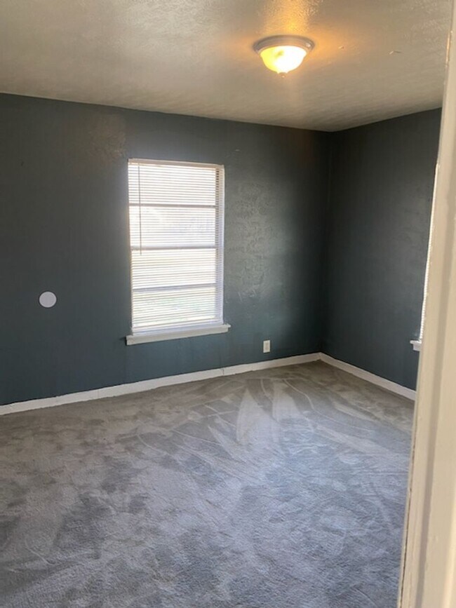 Foto del edificio - 2 Bed 1 Bathroom South Dallas House