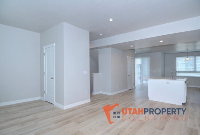 Building Photo - 994 W 380 S