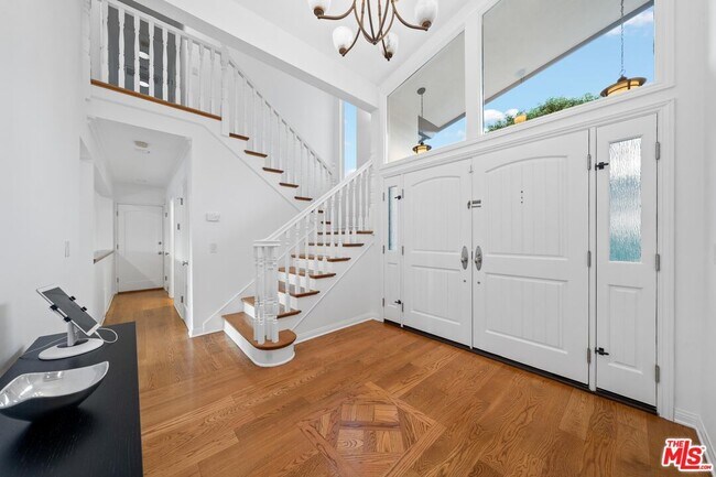 Building Photo - 461 N Robinwood Dr