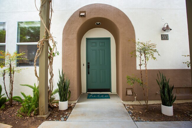 Foto del edificio - 593 Sweet Pea Pl