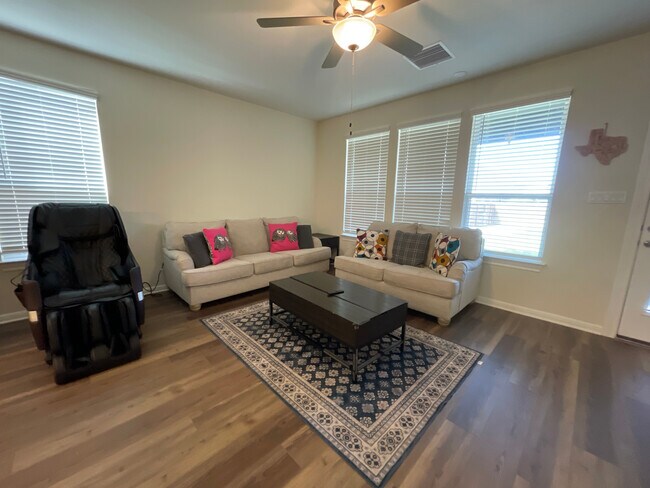 Foto del edificio - Room in House on Regatta Trl