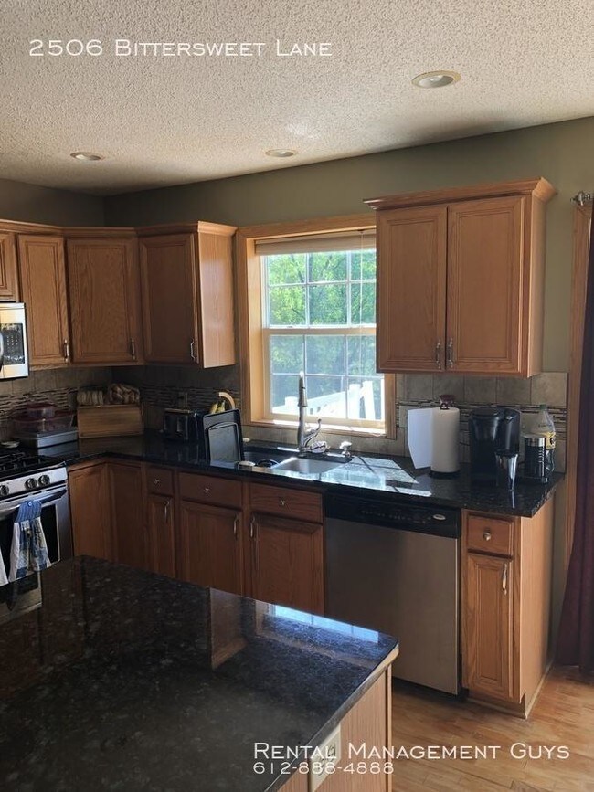 Building Photo - 5 bedroom in Maplewood MN 55109