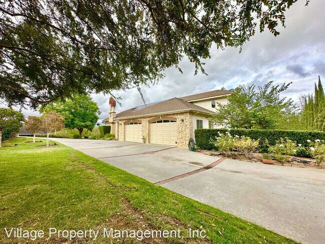 Building Photo - 4 br, 3.5 bath House - 2950 Amber Vista
