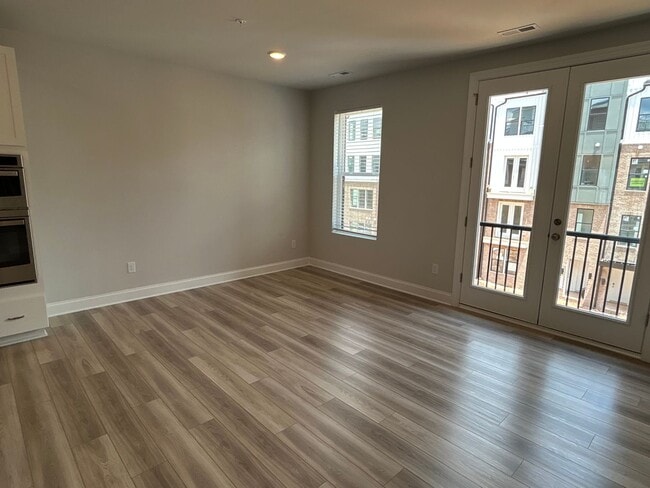 Building Photo - Luxury Condo in Raleigh - 3 beds|2.5 baths...