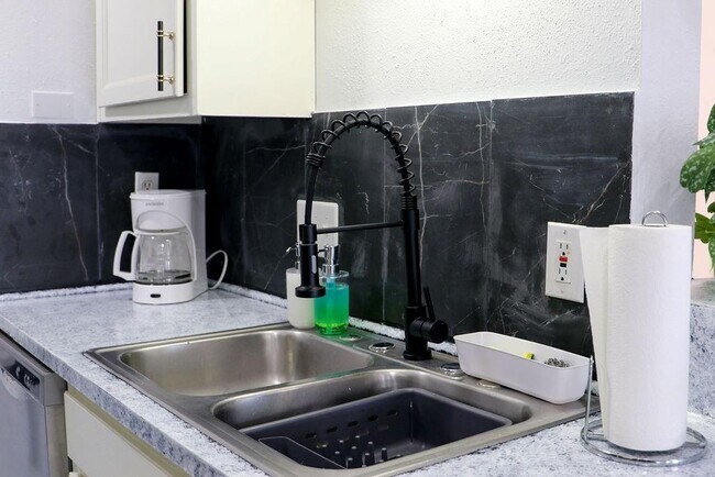 Foto del edificio - 6685 Kentwick Dr