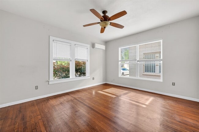 Photo - 907 W Gray St Apartment