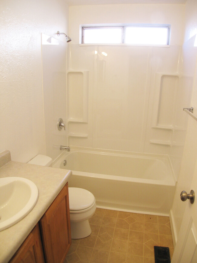 Building Photo - 494 32 Rd