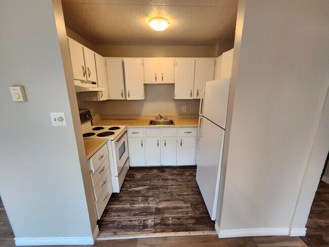 Building Photo - 411 Ellerdale St