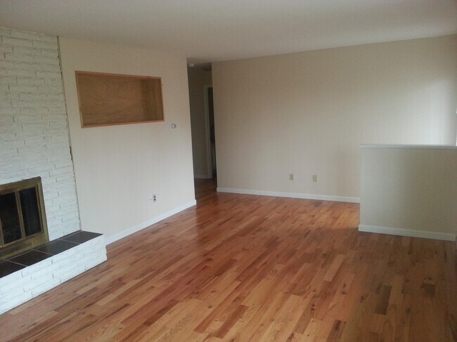 living room - 1701 Lakeway Dr