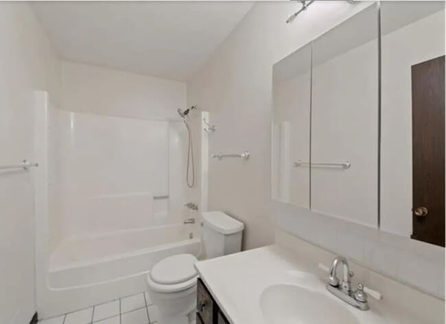 Foto del edificio - Spacious 3 bedroom home with a large Yard. Come see for yourself!