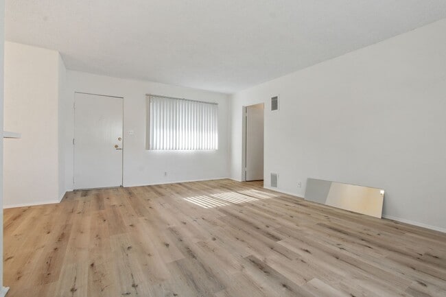 Foto del edificio - 744 S Windsor Blvd