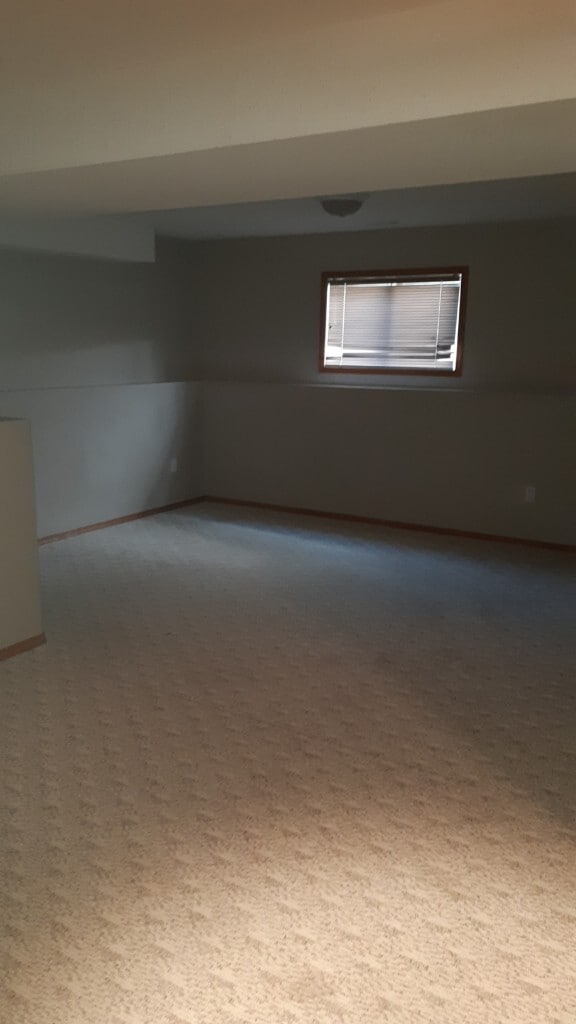 Building Photo - 5 Bed 2 Bath Unit in Sylvan Lake, AB