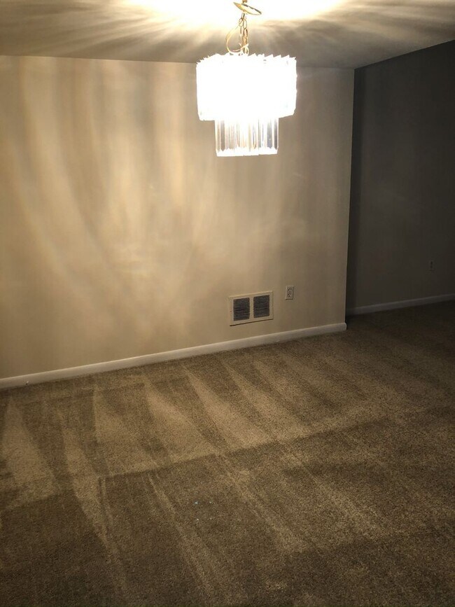 Building Photo - Spacious Townhome Close to METRO, Parks, &...