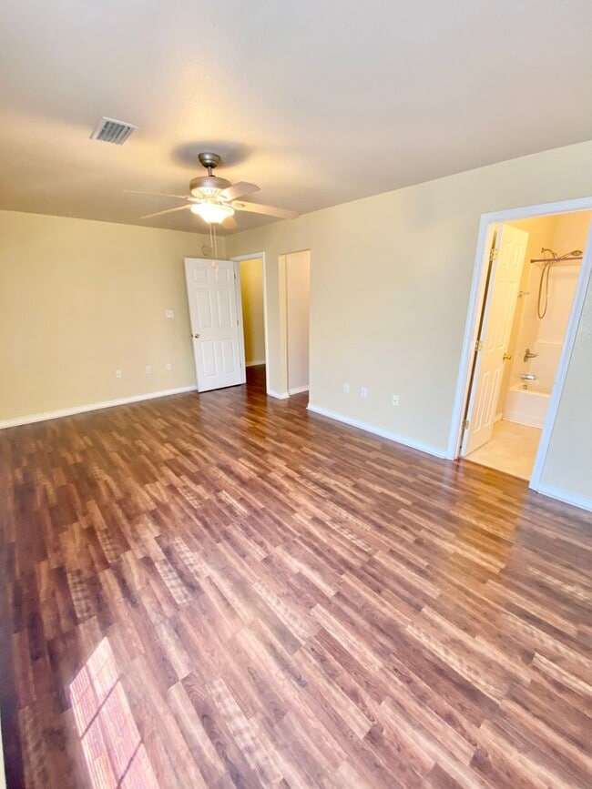 Building Photo - 2 Bedroom 2.5 Bath 1 Car Garage Condo for ...