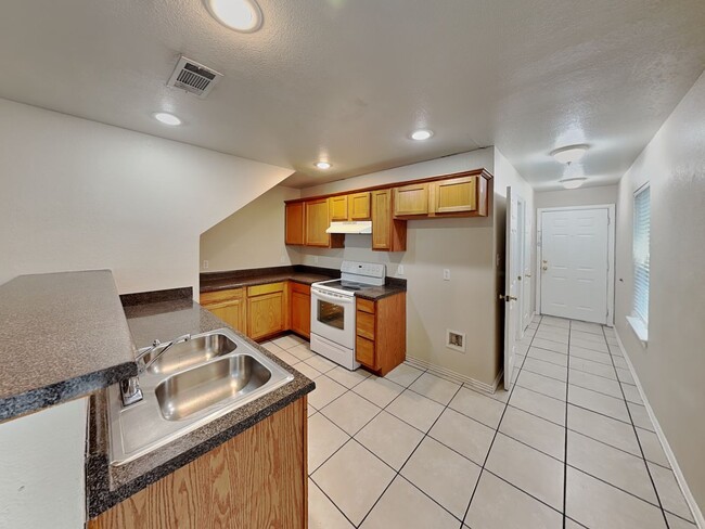 Foto del edificio - FREE MONTHS RENT WITH MOVE IN BEFORE END O...