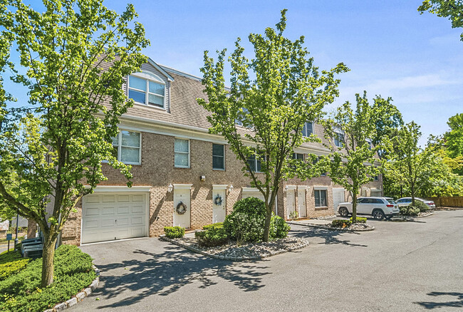 Building Photo - Carriage House