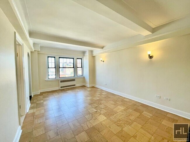 Building Photo - AMAZING STUDIO APARTMENT!! AMAZING DEAL! W...