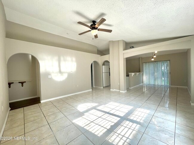 Foto del edificio - 7329 Lawn Tennis Ln